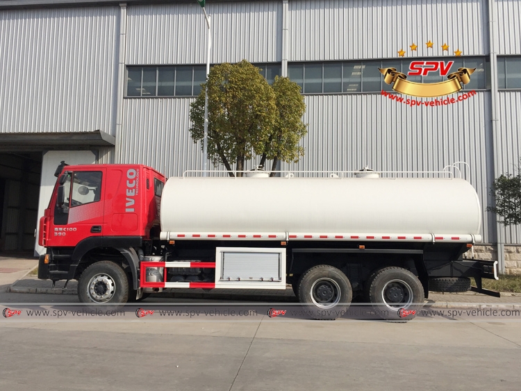Left View: Water Bowser 20,000 liters IVECO Red Left View: Water Bowser 20,000 liters IVECO Red